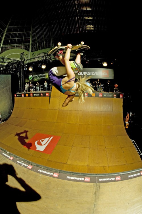 O primeiro McTwist de Lyn-Z foi realizado em 2009, na França, durante um show do Tony Hawk no Grand Palais (foto: Cortesia Quiksilver/Antton Miettinen)