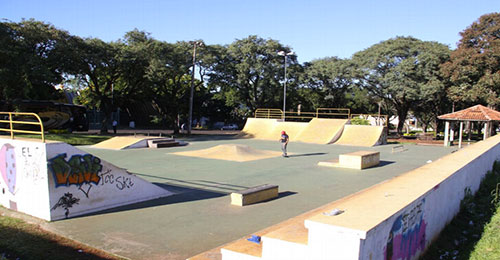 A principal pista de Foz do Iguaçu já tem mais de uma década e a prefeitura nunca a reformou. Os próprios skatistas que cuidam da manutenção. Essa foto foi feita pelo Neal Hendrix