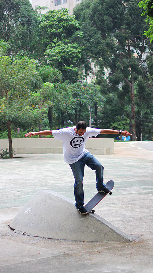 Cesar Rena, bluntslide na Praça dos Arcos (foto: Sidney Arakaki)