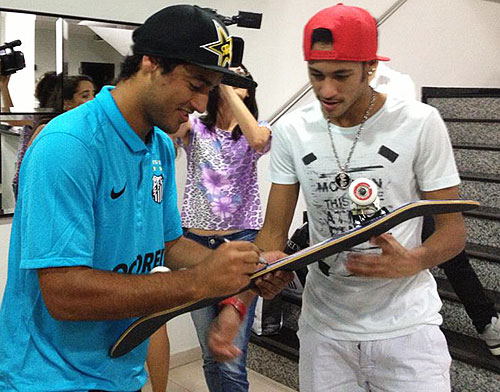 Na apresentação ao clube, Kelvin presenteou Neymar com um skate autografado (Divulgação)