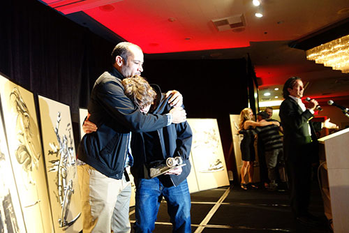 Rodney Mullen recebeu a homenagem das mãos do amigo Ben Harper (Foto: Transworld)