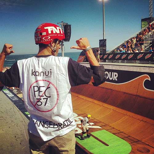 Rony Gomes também protestou contra a PEC 37 no Dew Tour (Instagram)