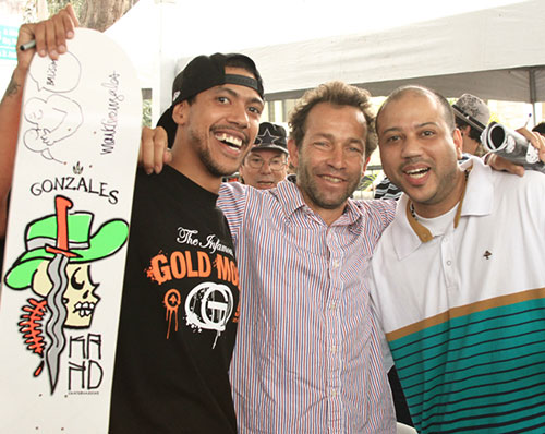 Rodrigo e o irmão Pedro com Mark Gonzales, em São Paulo, 2010 (foto: Flávio Samelo)