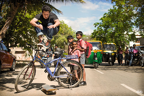 Omar Salazar na Índia (foto:Skateboarder/Jonathan Mehring)