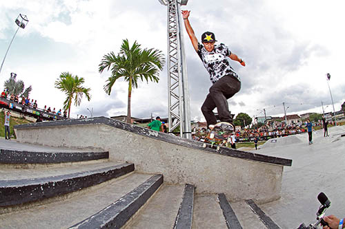 Kelvin Hoefler, campeão do Brasil Skate Pro, no RJ. Switch backside tailslide (Divulgação)