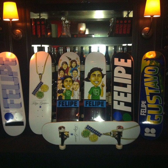 Foto postada pelo @dannyway com os pro-models de Felipe Gustavo pela Plan B Skateboards