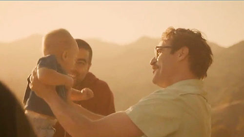 Eric Koston e Joaquin Phoenix em cena de Ela (Reprodução)