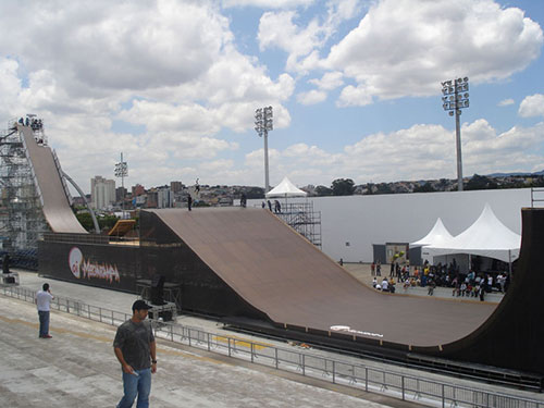 A Megarrampa no Sambódromo paulista foi o tema do artigo para a revista Recorde (foto: Sidney Arakaki)