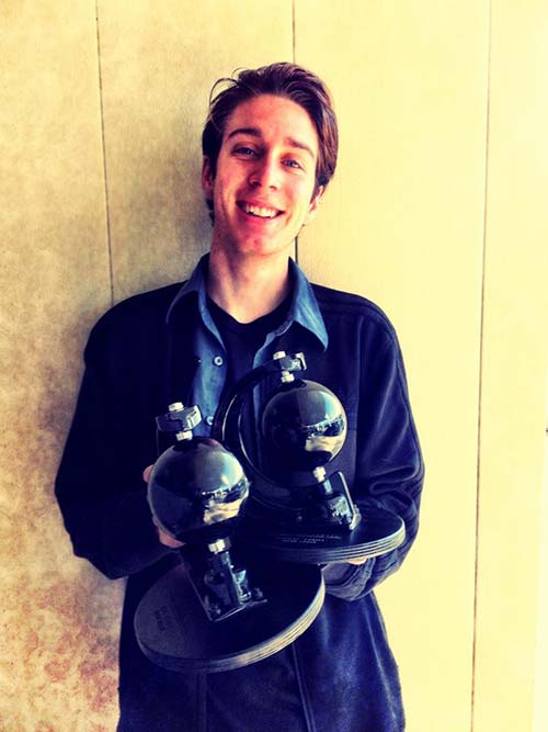 Mark Suciu e seus troféus do TWS Awards 2014 (Divulgação/adidas Skateboarding)