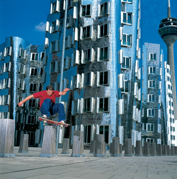 Oliver Kahl, frontside ollie em Düsseldorf, Alemanha (foto: Helge Tscharn)