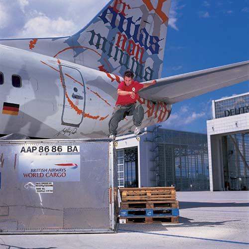 Stefan Lehnert, noseslide no aeroporto de München, Alemanha (foto: Helge Tscharn)