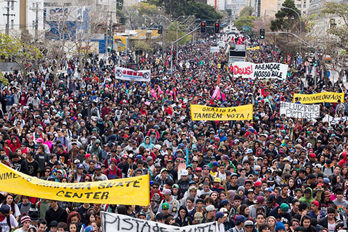 Mais de 30 mil skatistas se reuniram na capital paranaense para o manifesto Curitiba Skate Center (foto: ÖUS/Fernando Zanoni)