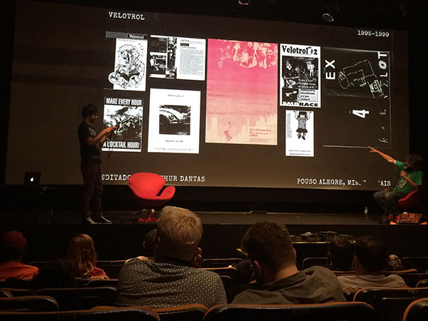 Bate-papo com Eduardo Ribeiro e Arthur Dantas sobre fanzines braseileiros clássicos (foto: Sidney Arakaki)