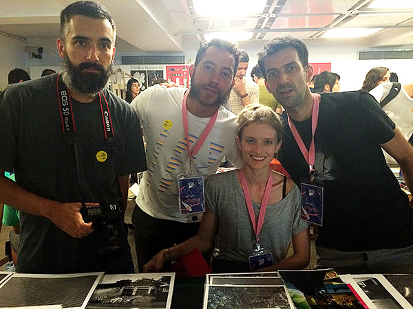 Fernando, Renato, Flavio e Jayelle, na banquinha "do skate" na Feira Plana (foto: Sidney Arakaki)