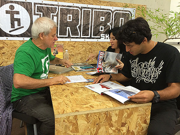Cesar Gyrão recebendo Ana Paula Negrão e Kelvin Hoefler no espaço da Tribo Skate (foto: Sidney Arakaki)