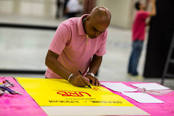 Letrista produzindo cartazes na Urb (Divulgação)