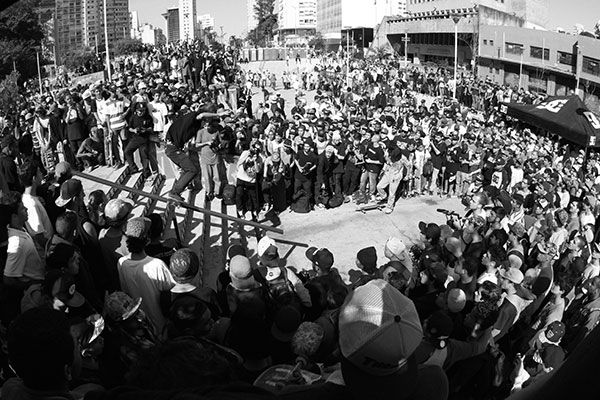 Best trick da DC Shoes na praça Roosevelt qualificou dois amadores para evento tradicional no final do ano. (Cortesia DC Shoes/ Thomas Teixeira)