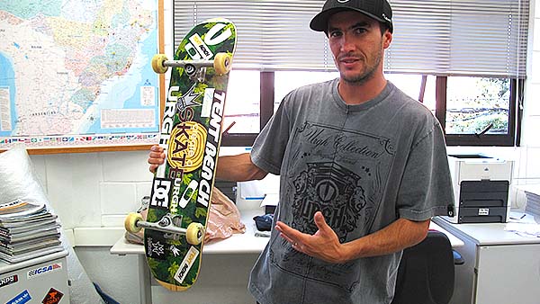 Edgard Vovô e o skate de Mega (foto: Sidney Arakaki)