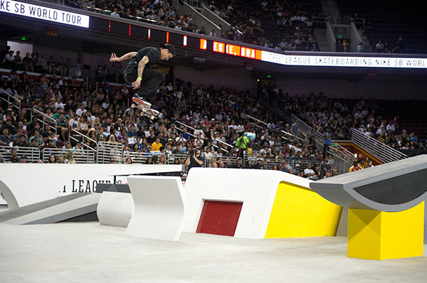 Luan, backside ollie 360 totalmente no controle e confiança (Cortesia Street League/Mike Blabac)