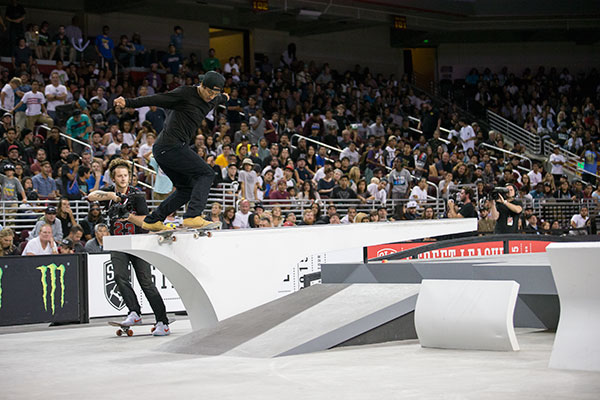 Kelvin Hoefler foi finalista em Los Angeles e terminou em sexto lugar. Halfcab noseslide to backside tailslide (Cortesia Street League/Bryce Kanights)