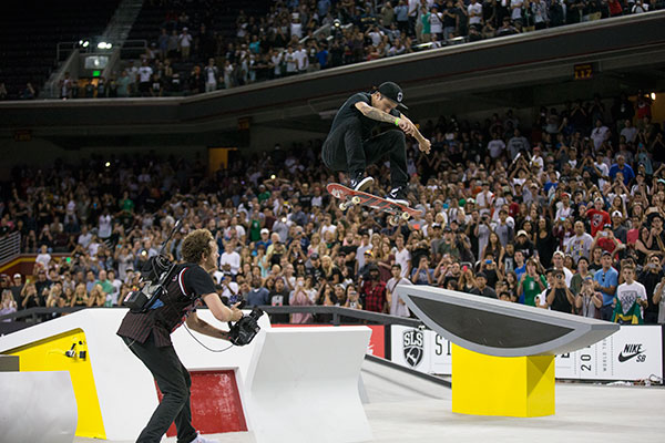 PEI! O switch big heelflip que sacramentou a primeira vitória de Luan na SLS (Cortesia Street League/Bryce Kanights)