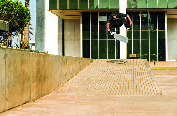 Tiago Lemos, switch varial heelflip em Brasília (Cortesia DC Shoes/Mike Blabac)