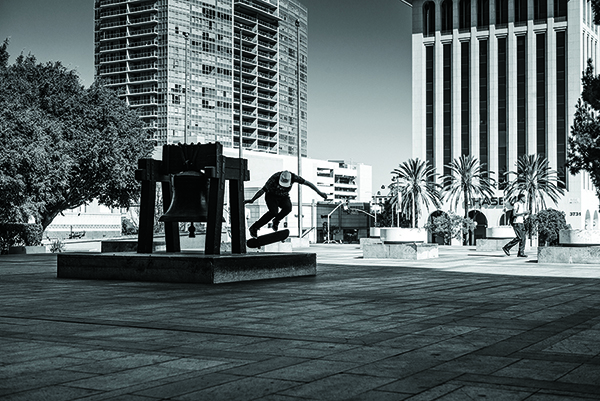 Felipe Gustavo, 360 flip k-grind em Los Angeles (Cortesia DC Shoes/Mike Blabac)