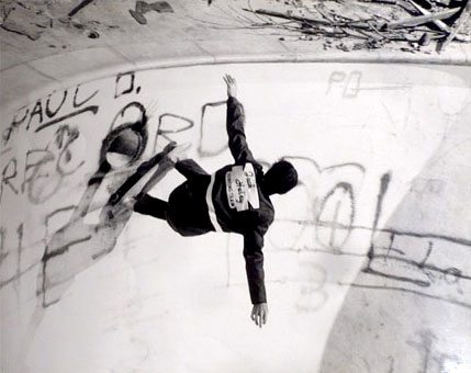 Primeiro registro de skate em piscina que se tem notícia. Herbie Fletcher em 1963. (Arquivo pessoal família Fletcher)