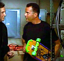 Bruce Willis com skate em Hudson Hawk (Reprodução)