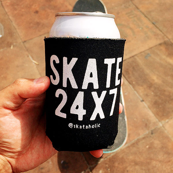 Koozy Skataholic, pra deixar latas e longnecks na elegância e ainda degustar com calma, sem pressa antes dela esquentar. R$12 com Correio incluso para todo Brasil. Fabricado em neoprene e ótima dica de presente barato nesse final de ano.