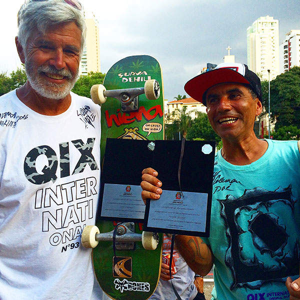 Coleman e Yuppie com suas placas (foto: Sidney Arakaki)