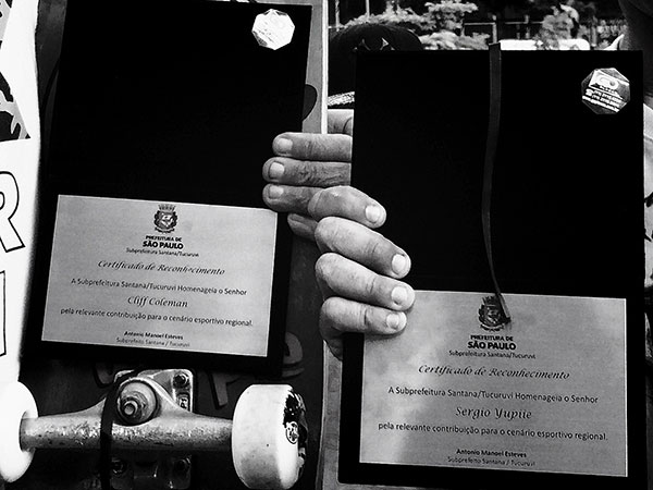 Certificados de reconhecimento oferecidos pela Prefeitura (foto: Sidney Arakaki)