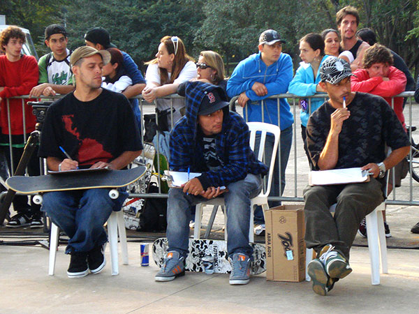 Thiago Garcia e Humberto Beto são os dois amigos de verdade do André. Amizade eterna de verdade. (foto: Sidney Arakaki)