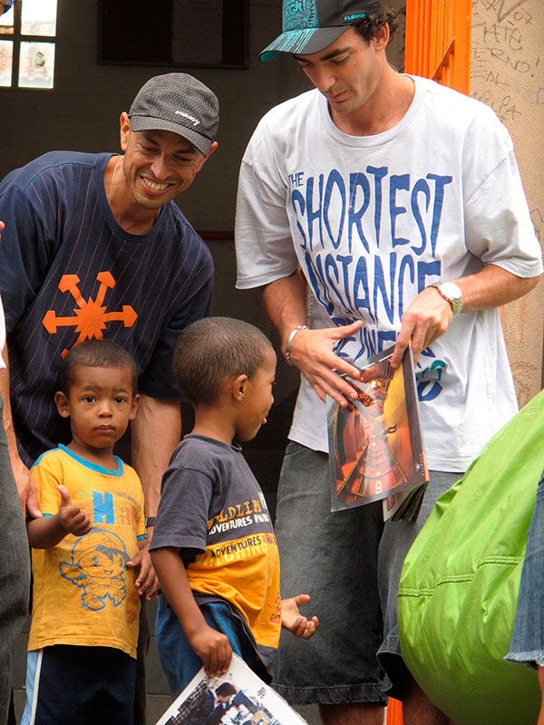 Com Gian Naccarato, visitando moradores da favela Real Parque, que perderam tudo num incêndio em 2010. (foto: Sidney Arakaki)