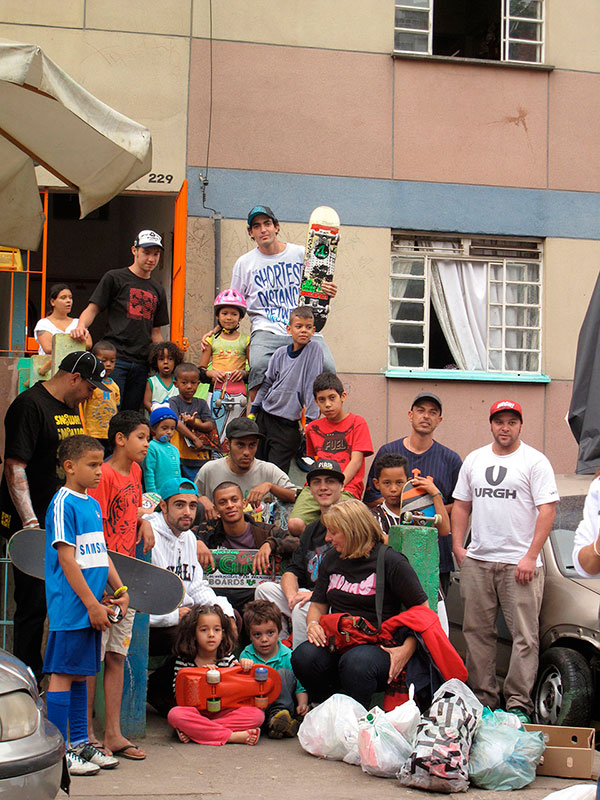 Hiena participava de ações sociais, como em 2010, levando doações e conforto para moradores que perderam tudo num incêndio. (foto: Sidney Arakaki)