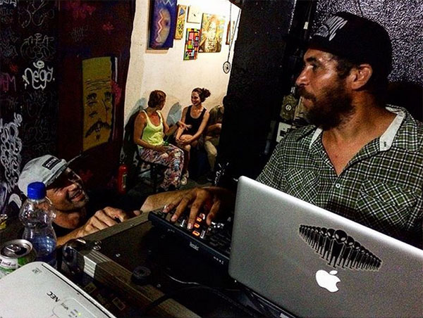 DJ Jeorge Simas tocou na festa de lançamento da Mistotape. (foto: Sidney Arakaki)