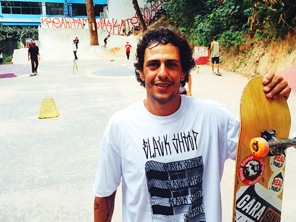 Rafael Finha feliz com a nova conquista dos skatistas da sua comunidade. (Sidney Arakaki)