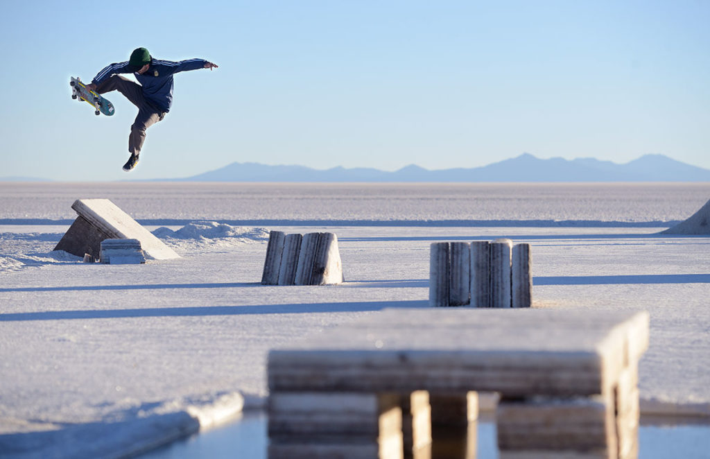 Skate no maior Deserto de Sal do mundo