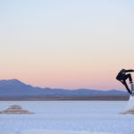 Skate no maior Deserto de Sal do mundo