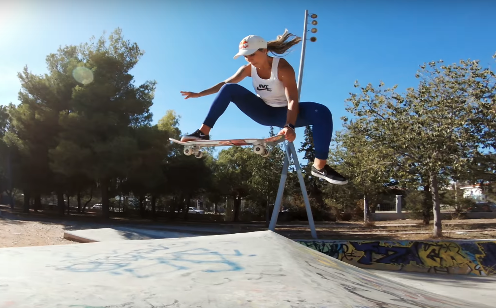 Leticia Bufoni com a GoPro Skate na Grécia