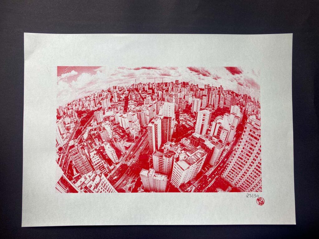 Poesia no Caos: São Paulo Verão 2025 3 Gravura em Risografia: SpyLine Bela Vista Fisheye Red