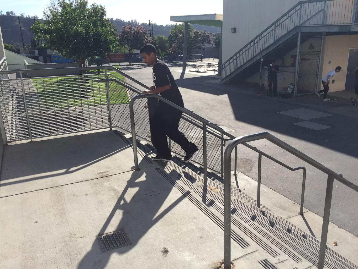Tiago Lemos subindo as escadas da Aragon Avenue Elementary School, na Califórnia.